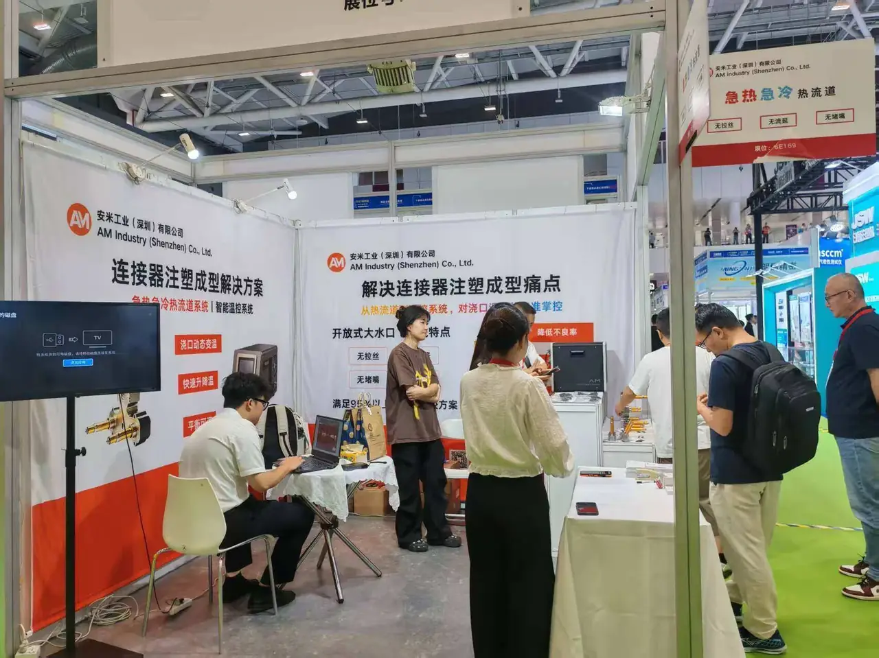 On-site technical exchange at the booth